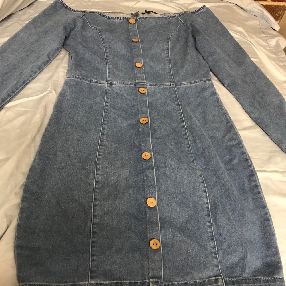 I’m selling a Blāshe Demi midi dress.